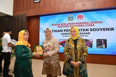 Dekranasda Sumut Gelar Pelatihan Pembuatan Souvenir Berbahan Wastra Daerah