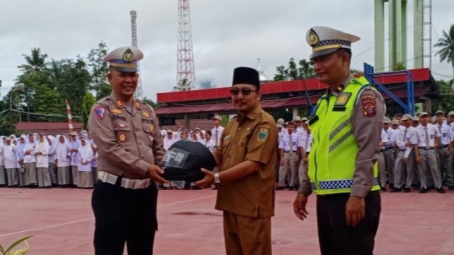 Kasatlantas Polres Padangsidimpuan Bagikan Helm di Sekolah, Ajak Berdisiplin Lalulintas
