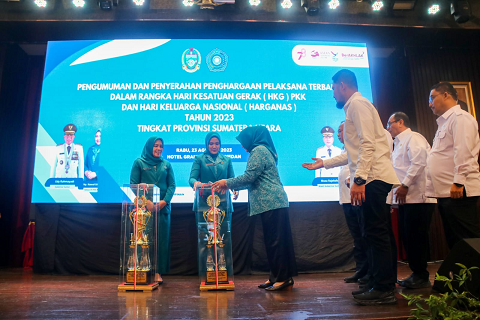 Nawal Serahkan Hadiah Pemenang Lomba HKG PKK dan Harganas 2023