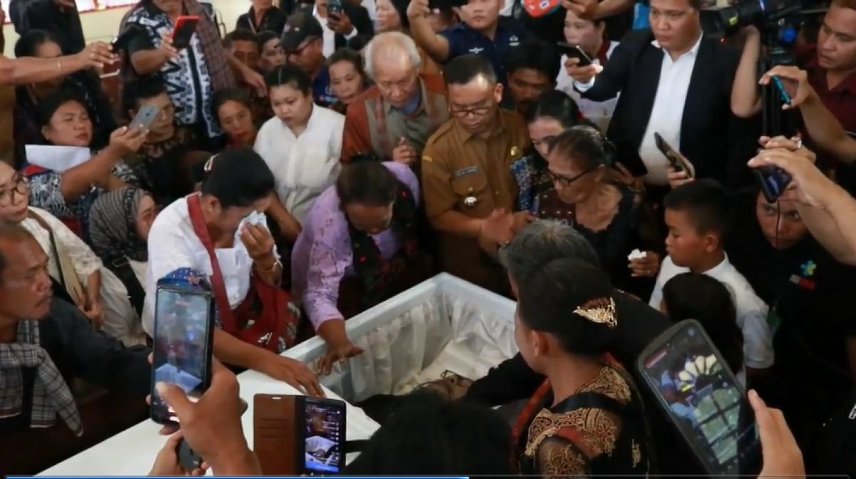 Arist Merdeka Sirait Dimakamkan di Kampung Halaman