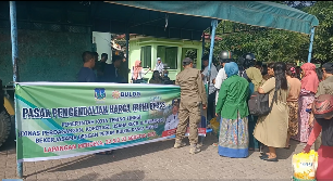 Harga Beras Naik, Warga Borong Beras Murah dari Bulog