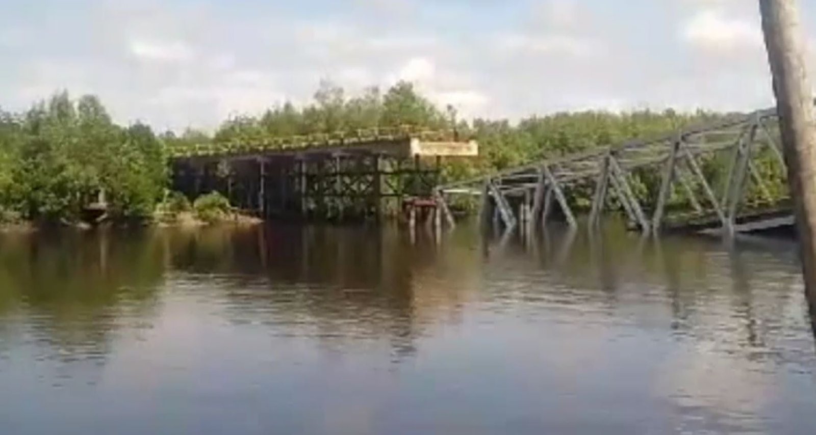 Jembatan Desa di Riau Roboh, Warga Gunakan Sampan untuk Menyeberang