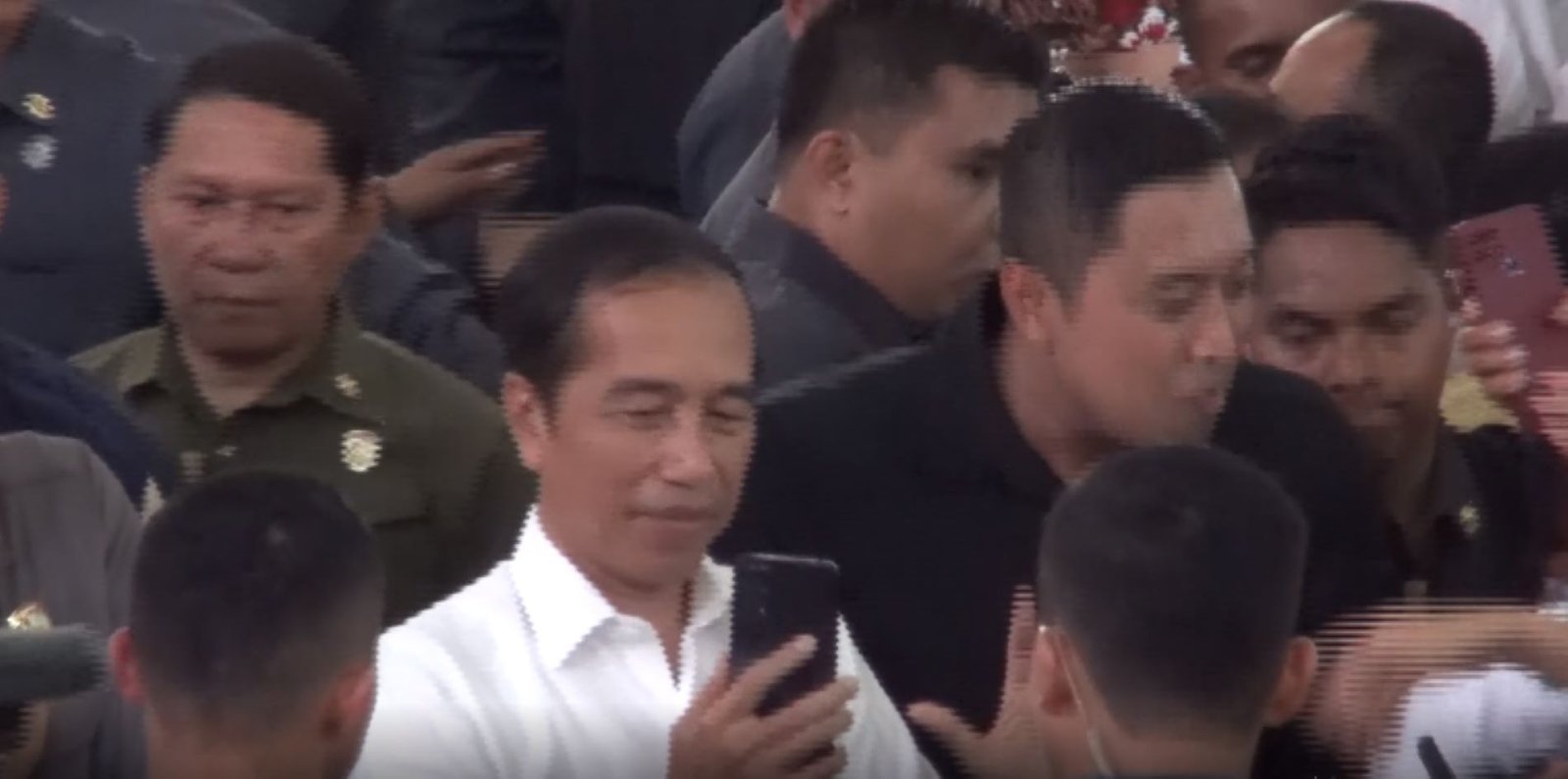 Jokowi hanya Berswafoto Bersama Relawan Bobby Nasution saat Rembuk Kemerdekaan