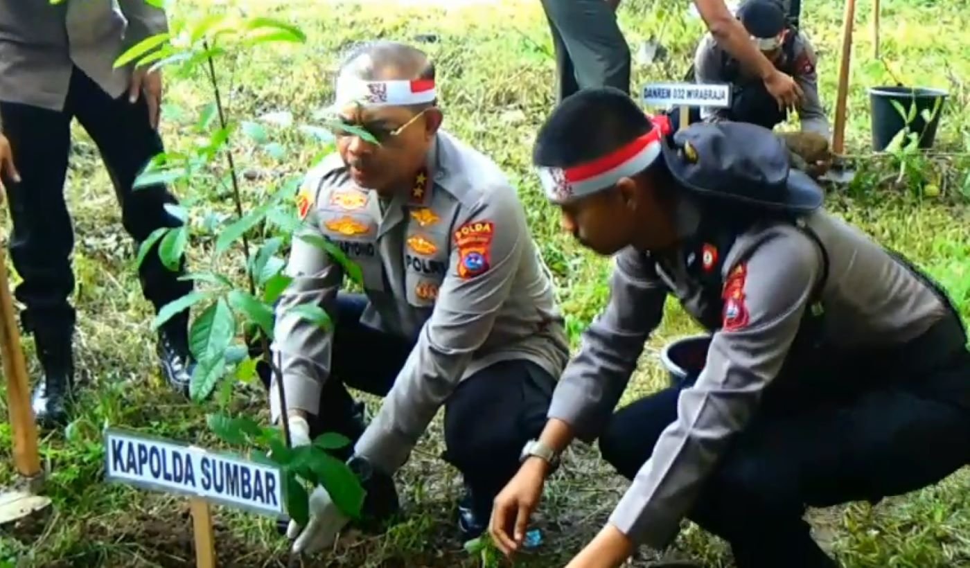Kapolda Sumbar Pimpin Tanam 2.000 Batang Pohon Serentak di Padang