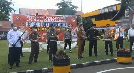 Polresta Padang Musnahkan Barang Bukti Tangkapan Narkoba dari 6 Tersangka