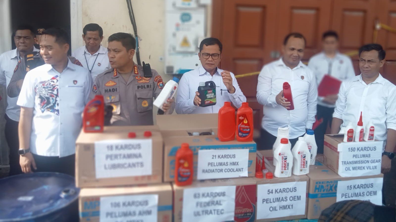 Polda Sumut Gerebek Tempat Pembuatan Oli Palsu di Gudang Cemara