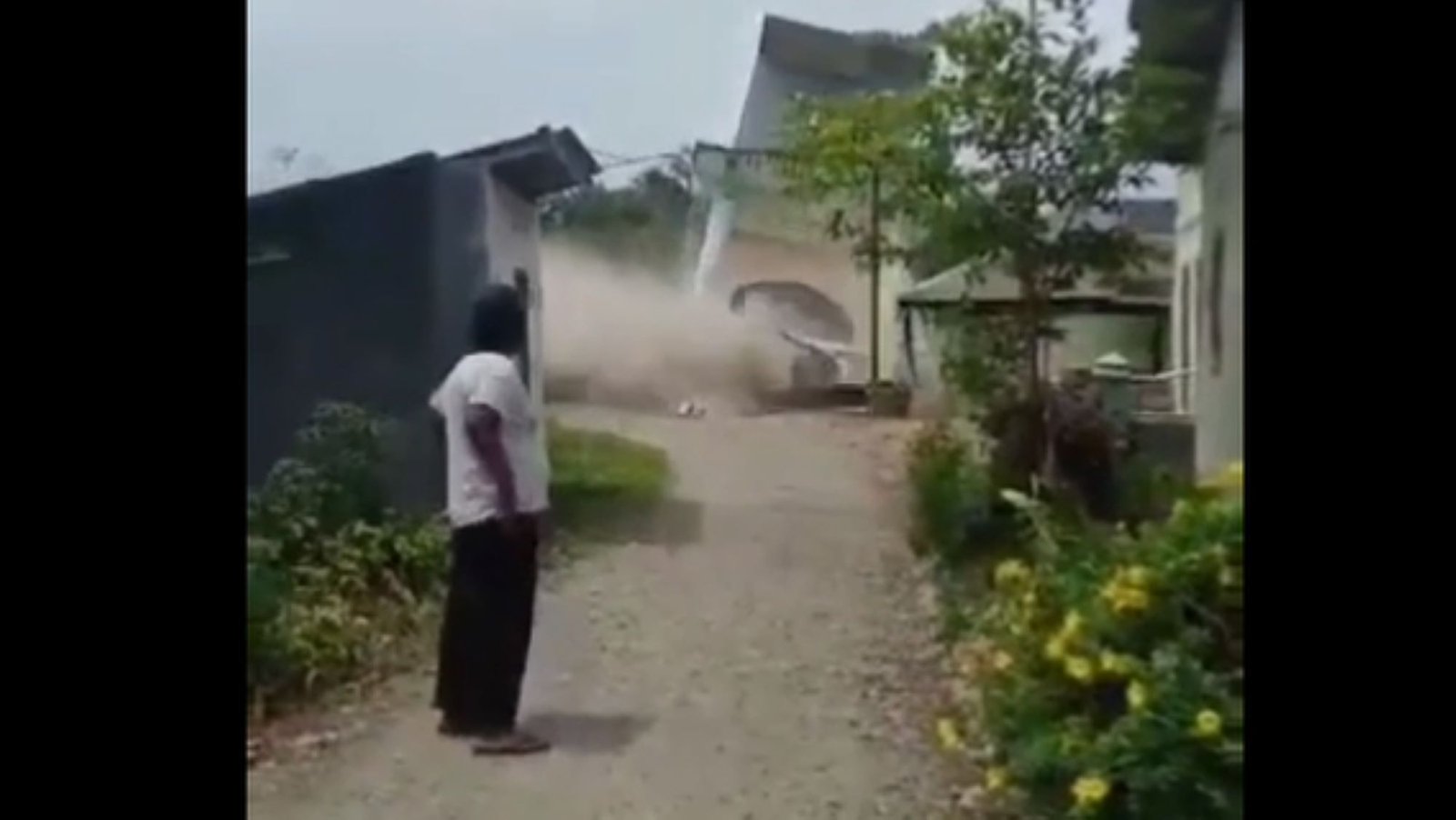 Viral di Medsos Saat Rumah Dua Lantai Runtuh ke Sungai