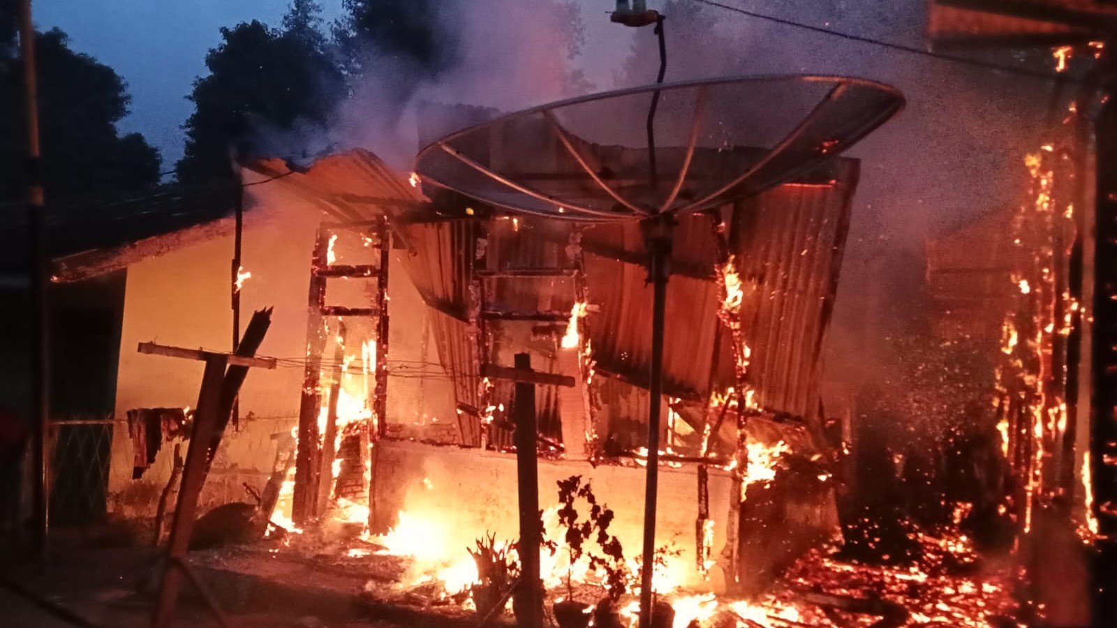 Dini Hari, 3 Unit Rumah Ludes Terbakar di Padangsidimpuan
