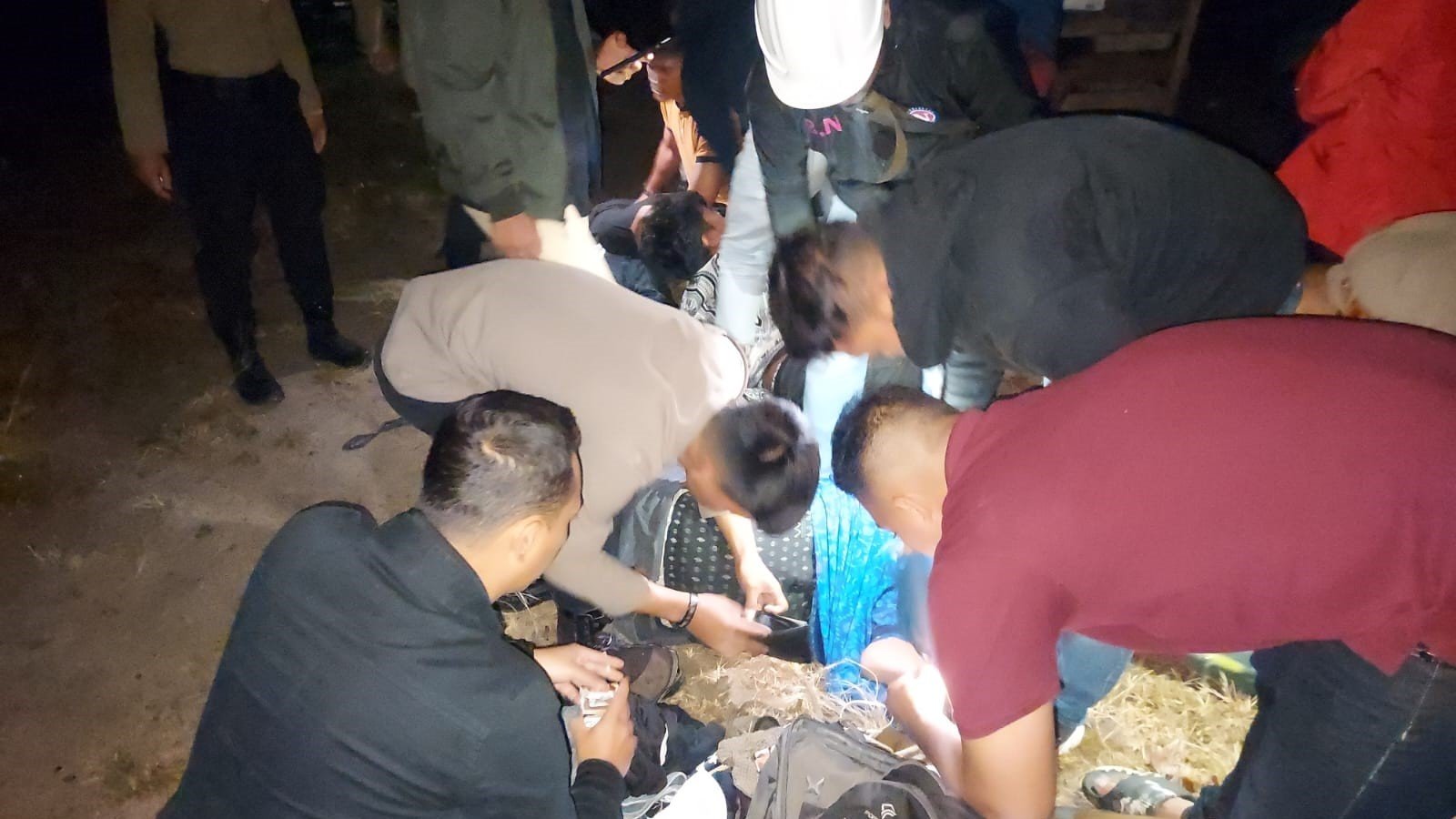 Belasan Pemuda Kemping di Pinggiran Danau Toba Sambil Pesta Ganja