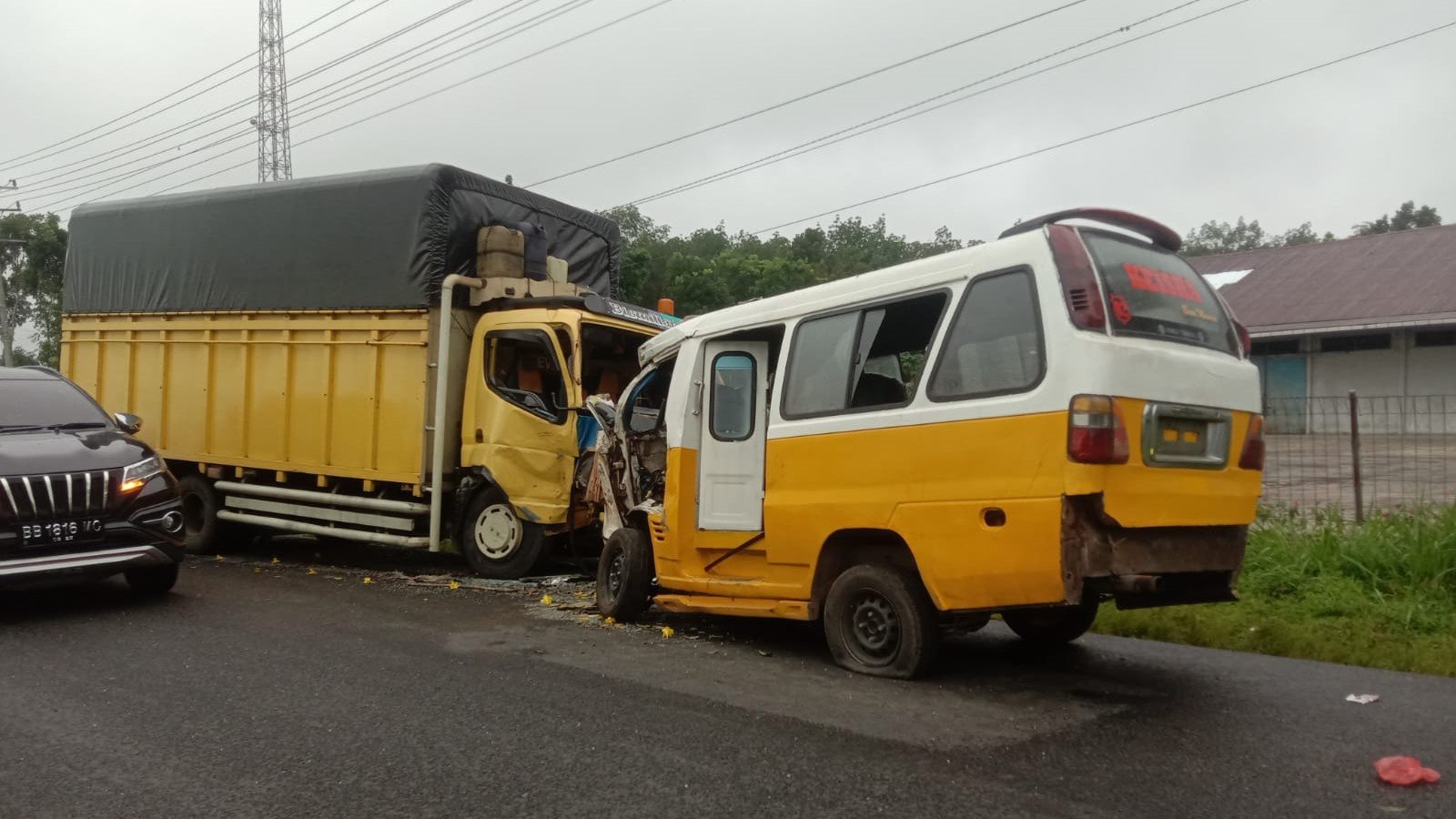 Laga Kambing Angkot vs Truk di Manunggang Jae Padangsidimpuan