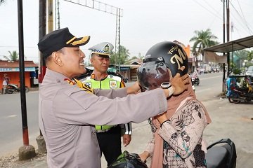 Operasi Zebra Toba 2023, Kapolres Sidimpuan Bagikan Puluhan Helm Gratis