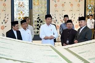 Hari Kedua di Jawa Tengah, Jokowi Terima Mushaf Qur’an Bertuliskan Tangan