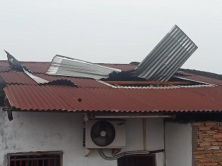 Puting Beliung “Terjang” Rumah di Tuntungan, Masyarakat Sesalkan Lambannya BPBD Kota Medan Beri Bantuan