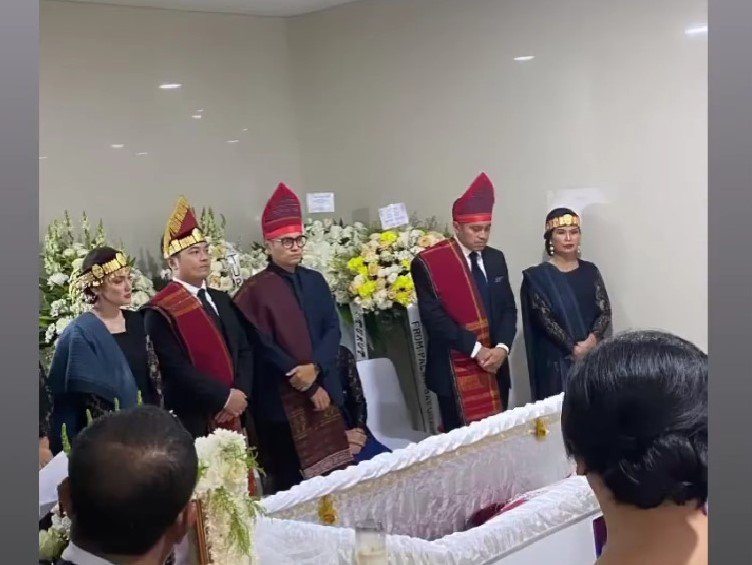 Rianti Cartwright Berduka, Mertuanya, Tapian Pander Nainggolan Berpulang