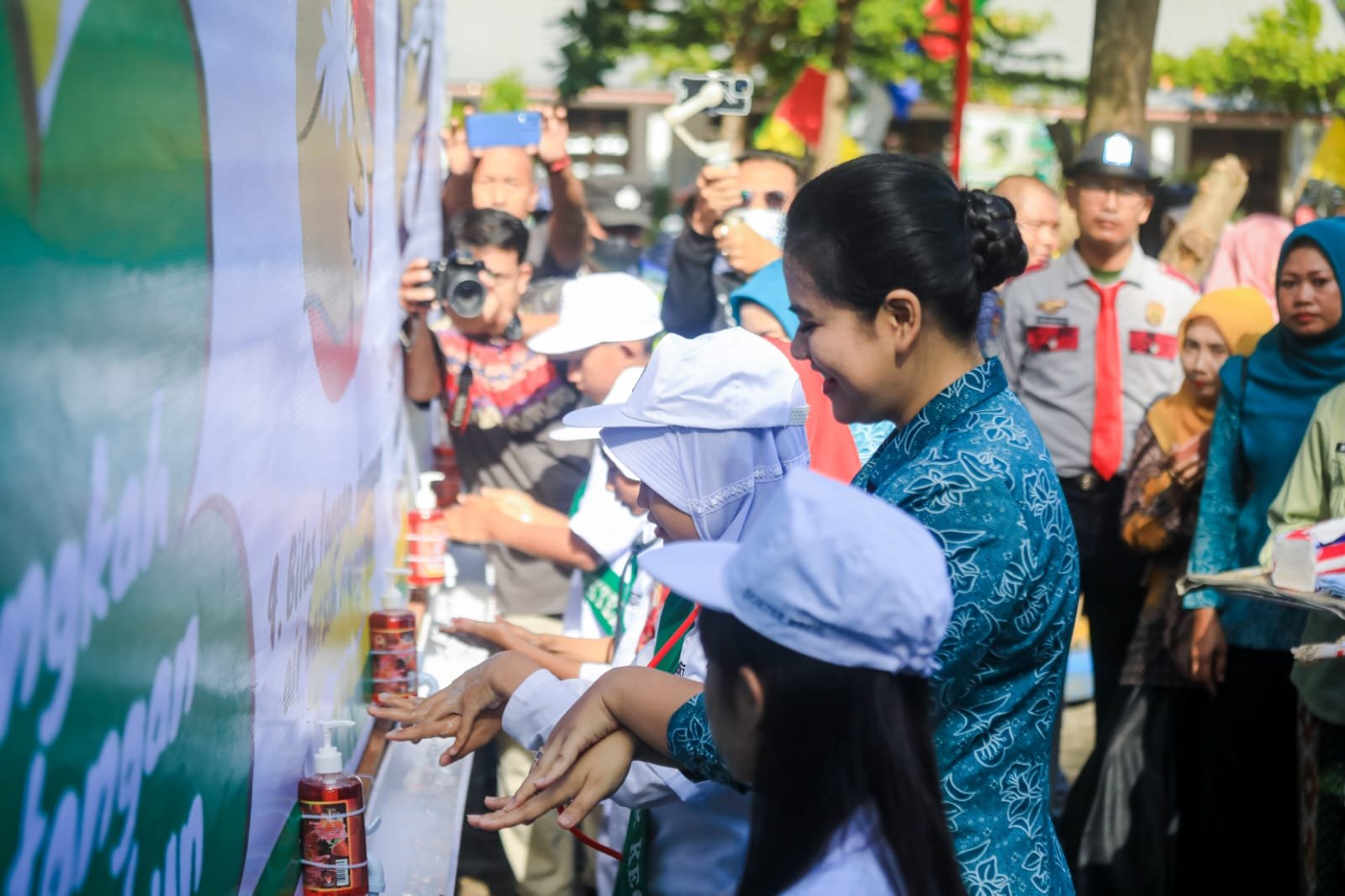 Kahiyang Ayu bersama Siswa SD Lakukan Aksi Praktek Cuci Tangan Pakai Sabun