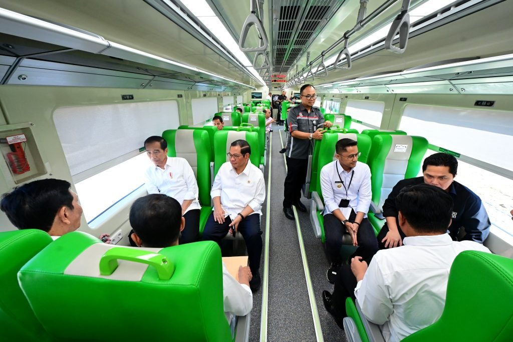 Jokowi Uji Coba Kereta Cepat Jakarta-Bandung