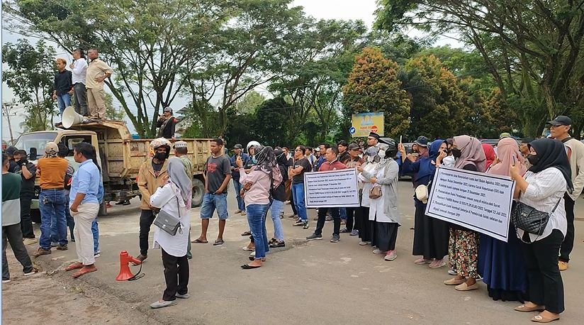 Ratusan Massa Demo di Kantor Bupati Solok Sealtan, Ini Sebabnya