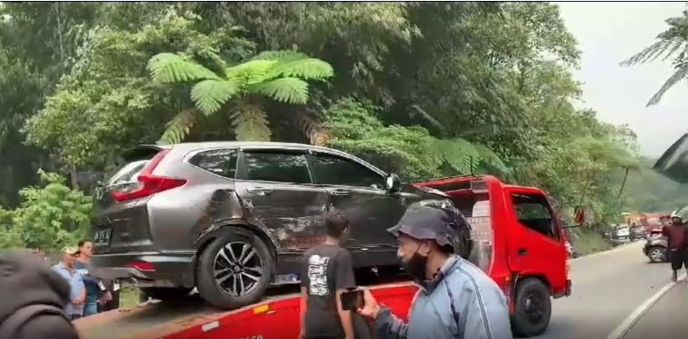 Tujuh Kendaraan Kecelakaan Beruntut di Jalur Lintas Padang-Solok