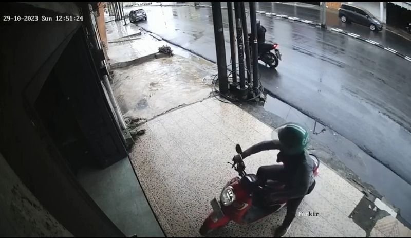 Terekam CCTV, Pengguna Jaket Ojek Curi Sepeda Motor di Medan