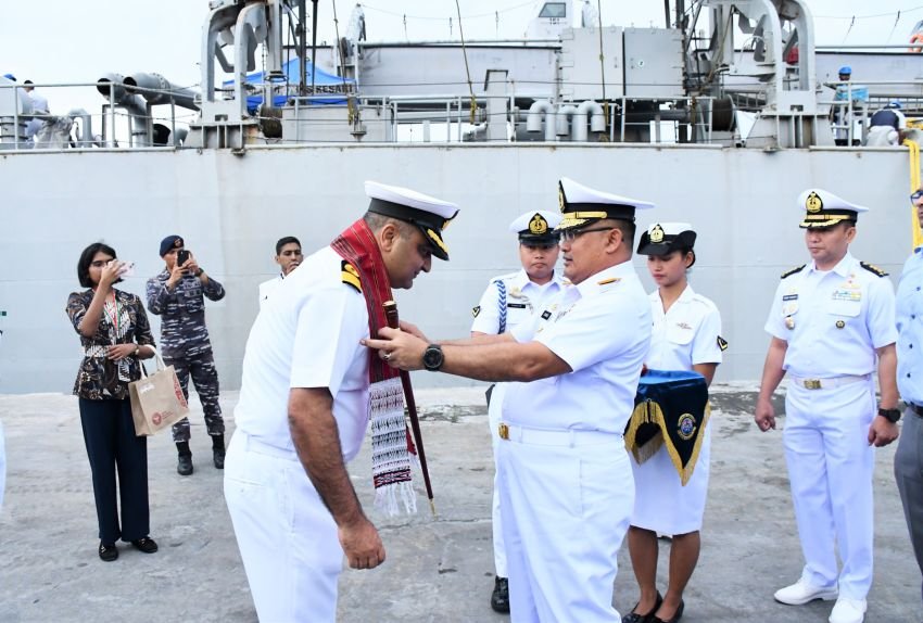 Danlantamal 1 Sambut Kapal Perang India INS Kesari L-15 di Belawan