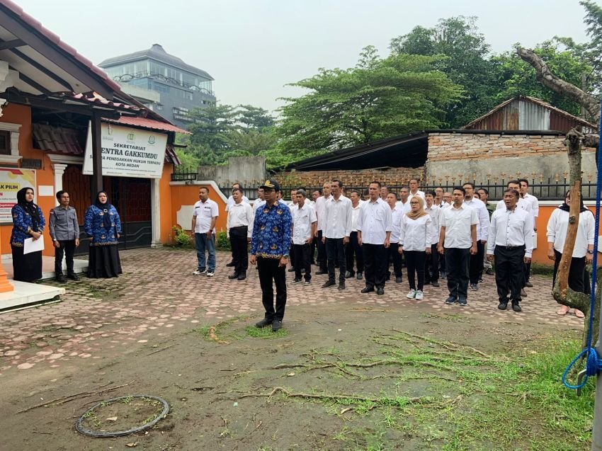 Bawaslu Kota Medan Gelar Upacara Sumpah Pemuda Ditengah Gerimis
