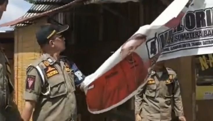 Tim Gabungan Tertibkan Ratusan APK Caleg di Dharmasraya