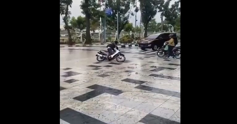 Sejumlah Pengendara Terpeleset karena Licin, di Jalan Aspal Berkeramik