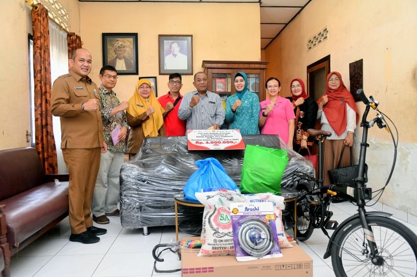 Pj Ketua TP PKK Sumut Serahkan Tali Aih kepada Keluarga Pahlawan Nasional