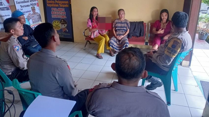 Kanit SPKT dan Bhabinkamtibmas Mediasi Istri yang Dianiaya Suami
