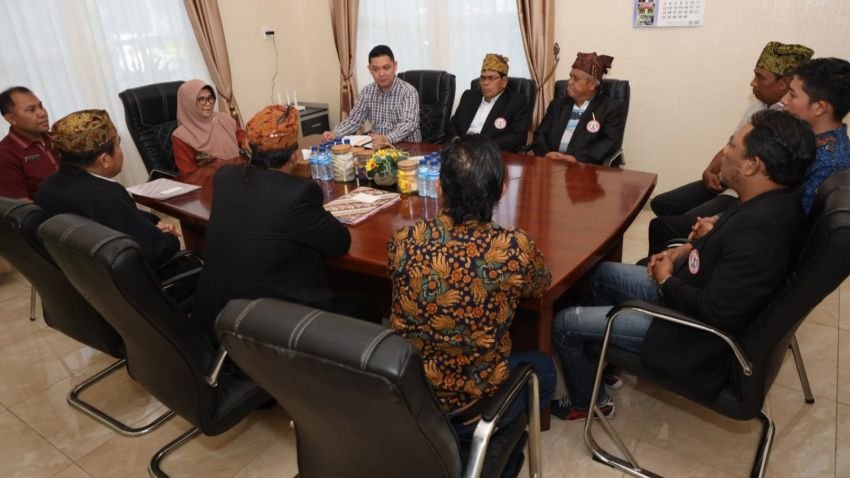 Susanti Terima Audiensi HPSI, Perda Lambang Daerah Menjadi Prioritas