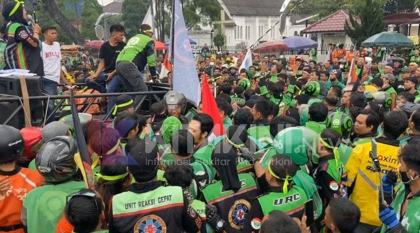 Ratusan Pengemudi Ojek Daring Unjukrasa Tolak Tarif Murah
