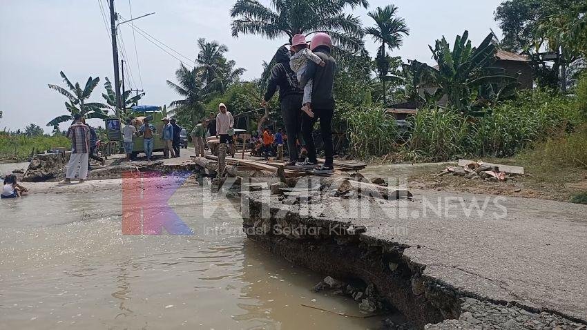 Diterjang Banjir, Jalan Provinsi Menghubungkan Batubara&ndash;Sergai Putus