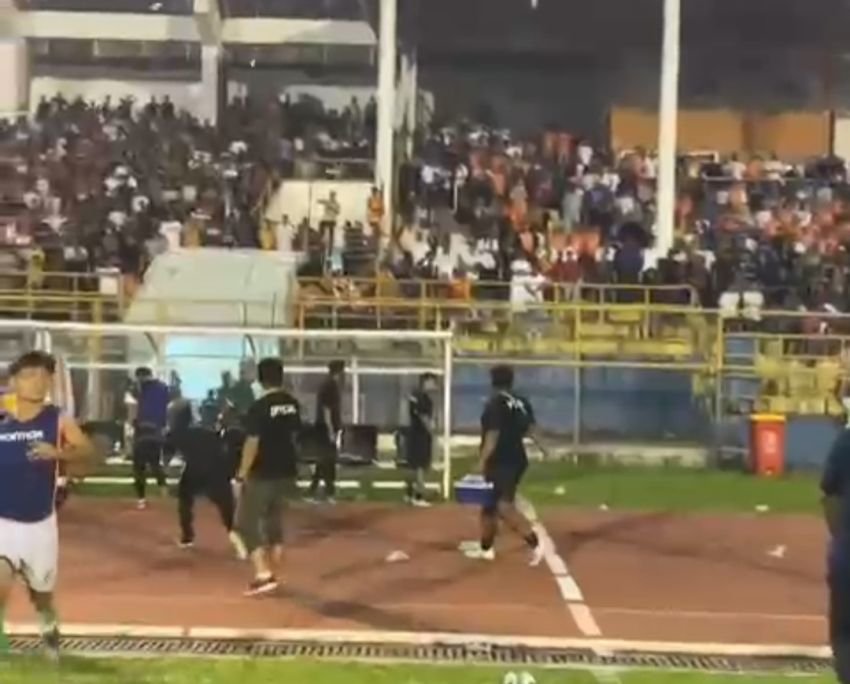 Laga Banjir Kartu Persiraja vs PSMS Medan Berakhir Imbang 0-0, Kericuhan Sempat Buat PSMS Tertahan 2 Jam Lebih di Stadion