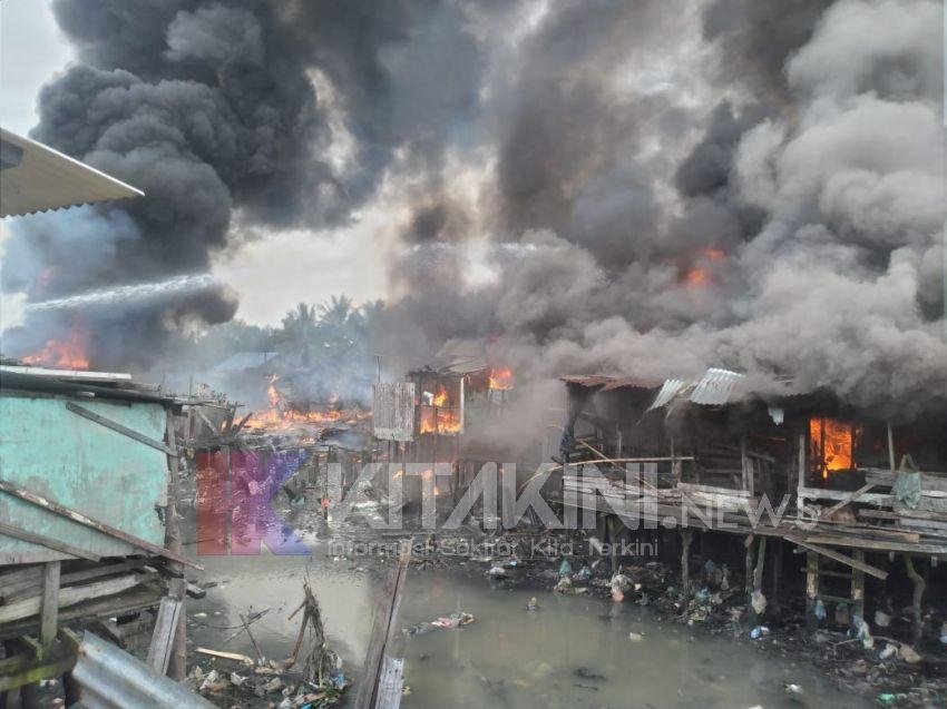 Si Jago Merah Lahap 10 Unit Rumah Semi Permanen di Belawan