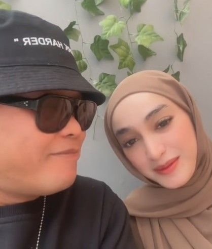 Sule Pamer Kekasih Baru, Kasih Suapan Kue di Perayaan Ulang Tahun