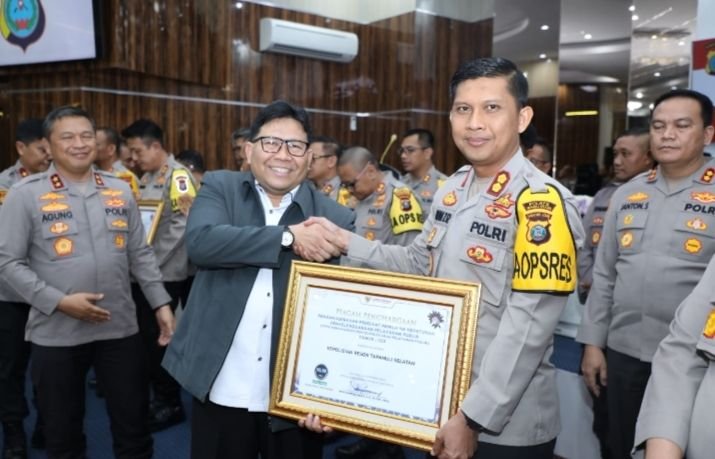 Kapolres Tapsel Terima Penghargaan Kualitas Tertinggi Dari Ombudsman RI