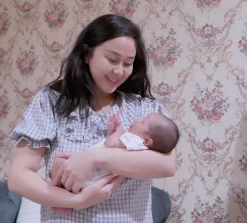 Putrinya Dihujat Netizen, Denise Chariesta Ngaku Sedih: Lo Gak Tau Rasanya!