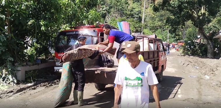 Warga Terdampak Banjir Bandang Humbahas Kumpulkan Barang yang Bisa Dipergunakan