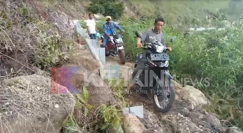 Curah Hujan Tinggi Jalanan di Humbahas Tertutup Longsor