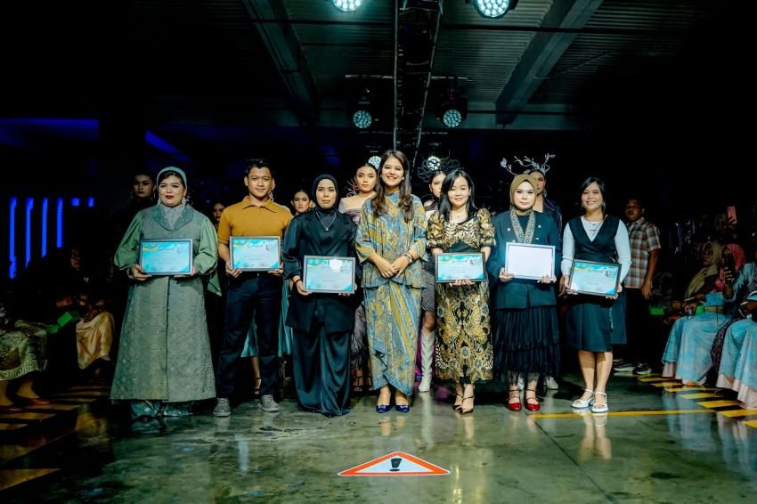 Begini Ny Kahiyang Ayu Apresiasi Hasil Karya Para Desainer di MFF 2023