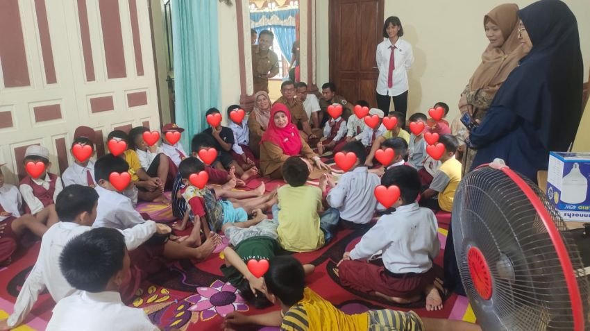 Polwan Polres Tapteng Hibur Korban Kekerasan Seksual di Sorkam