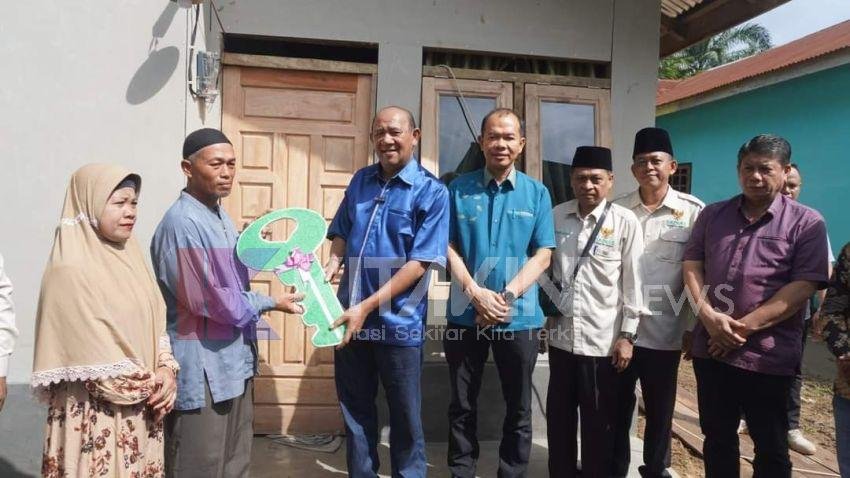 Plt Bupati Langkat Serahkan Kunci Bedah Rumah Baznas ke Warga Gebang