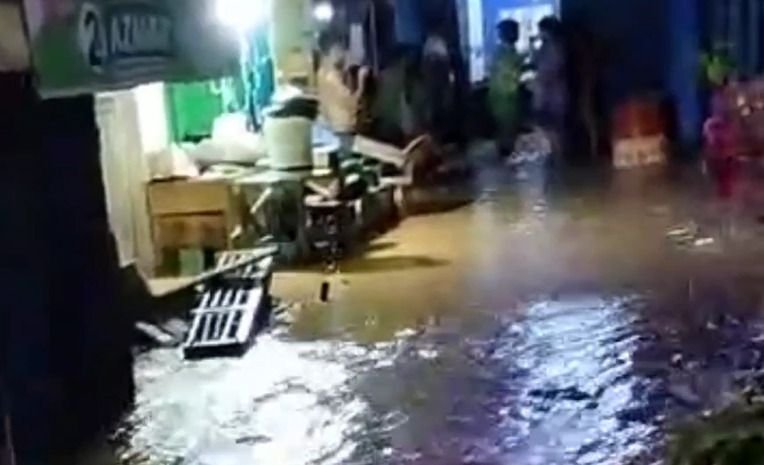 Banjir dan Longsor, Jalur Lalu Lintas Sumbar-Riau Putus Total
