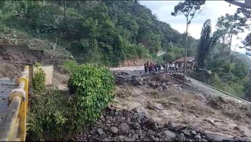 Banjir Bandang Hanyutkan Rumah Warga ke Danau Toba
