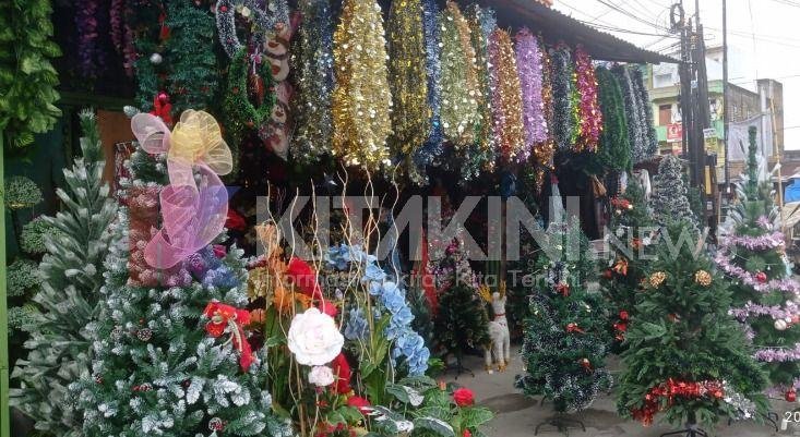 Pernak-pernik Natal di Kota Medan Ramai Pembeli