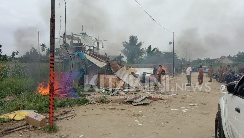 Diduga Sebagai Sarang Narkoba, Polsek Percut Sei Tuan Musnahkan Gubuk di Jermal XV