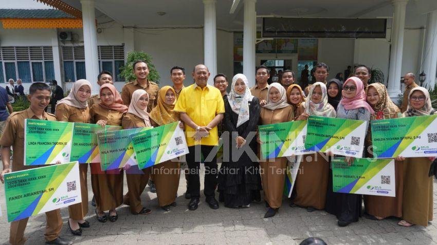 Syah Afandin Serahkan BPJS Ketenagakerjaan Operator Sekolah dan Kecamatan di Langkat
