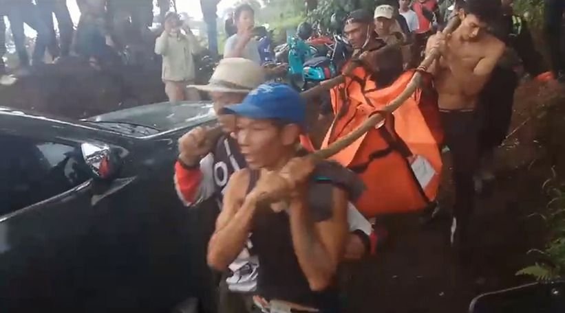 Evakuasi Para Pendaki Terkendala Erupsi dan Keterbatasan Petugas