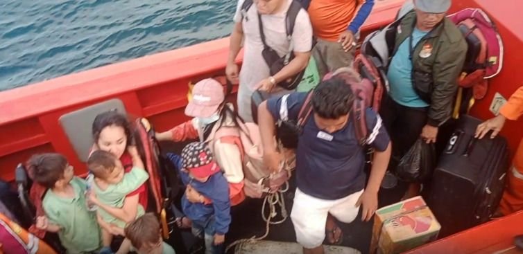 Kapal Mentawai Fast Kandas Usai Tabrak Karang
