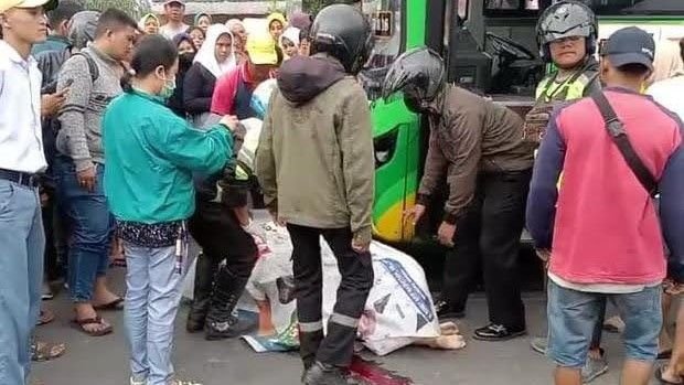 Bus Trans Metro Deli Tabrak Sepeda Motor, Penumpang Tewas
